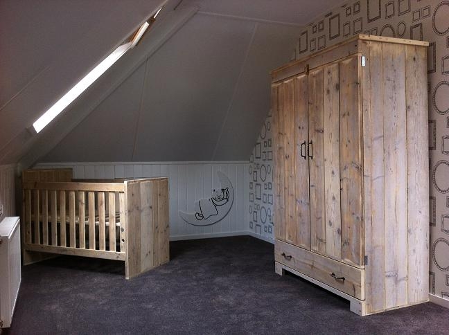 babykamer van steigerhout