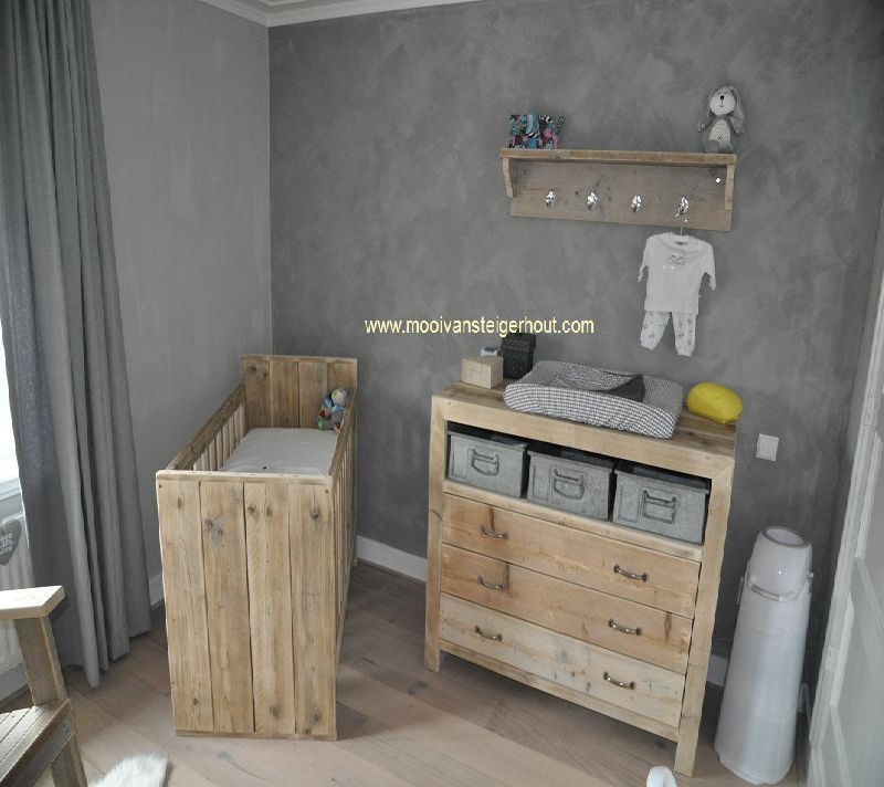babykamer van steigerhout