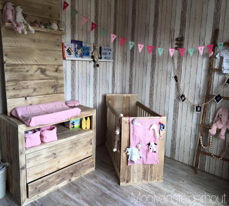 babykamer van steigerhout