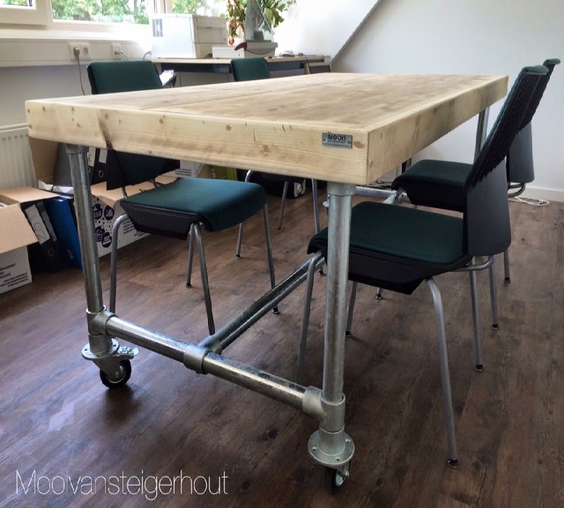 tafel van steigerhout en steigerbuis