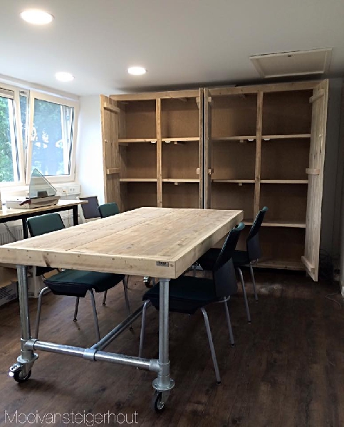 tafel en kast van steigerhout