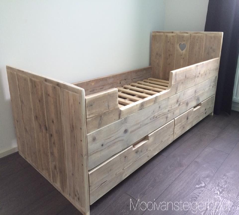 Bed van steigerhout