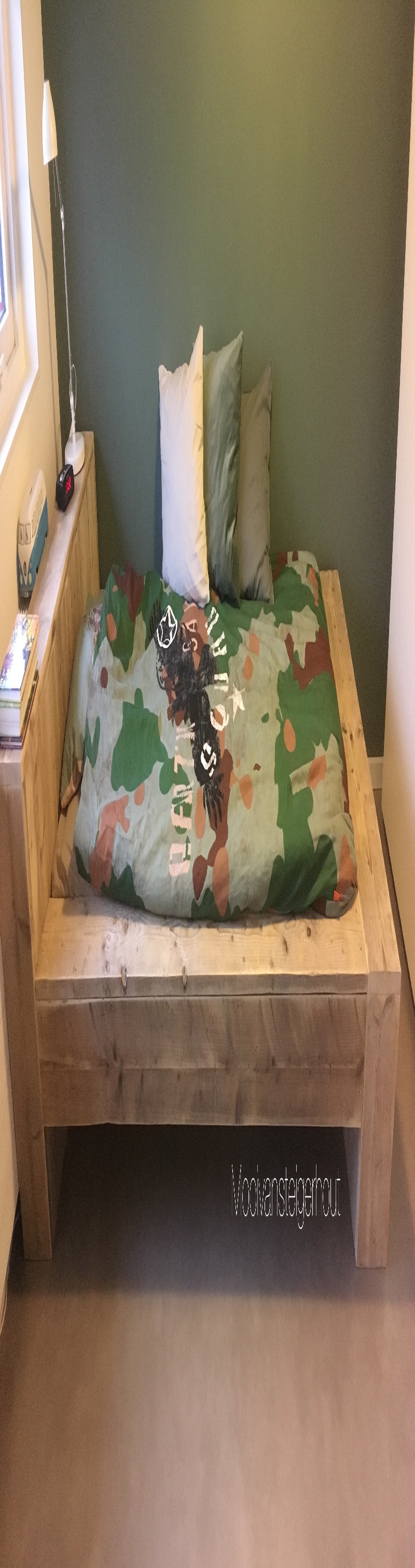 Bed van steigerhout.