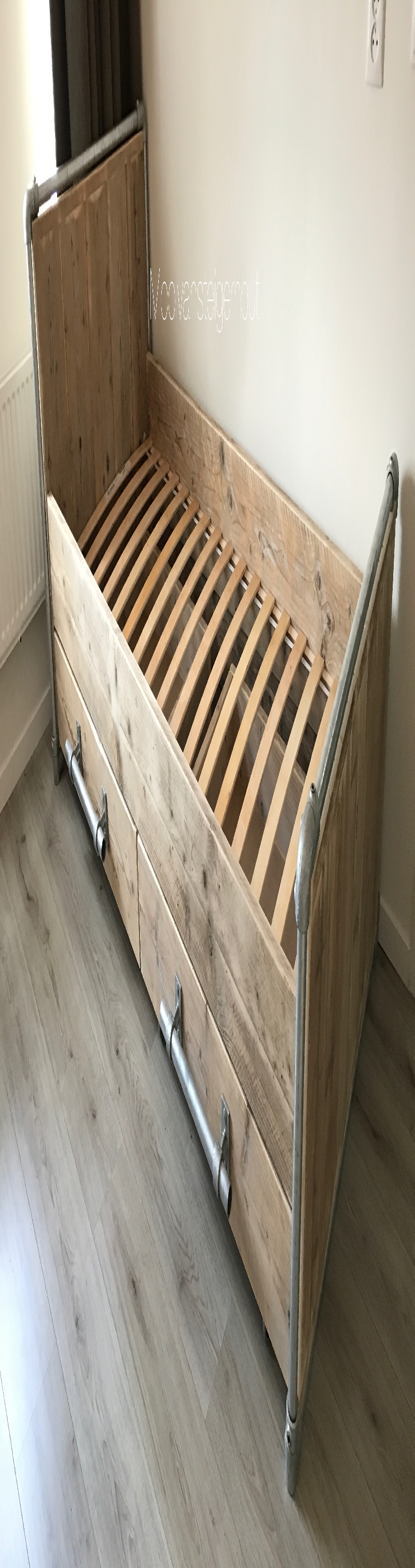 Bed van steigerhout.