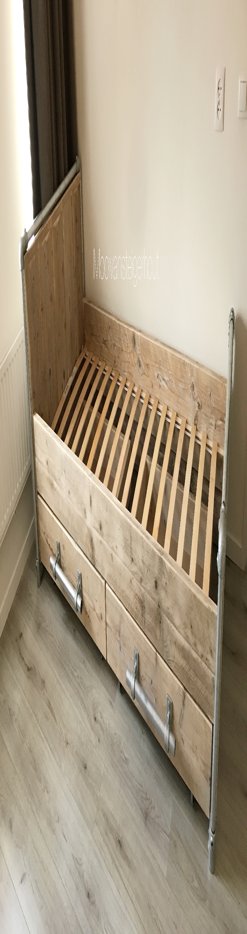 Bed van steigerhout