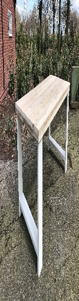 Tafel van steigerhout.