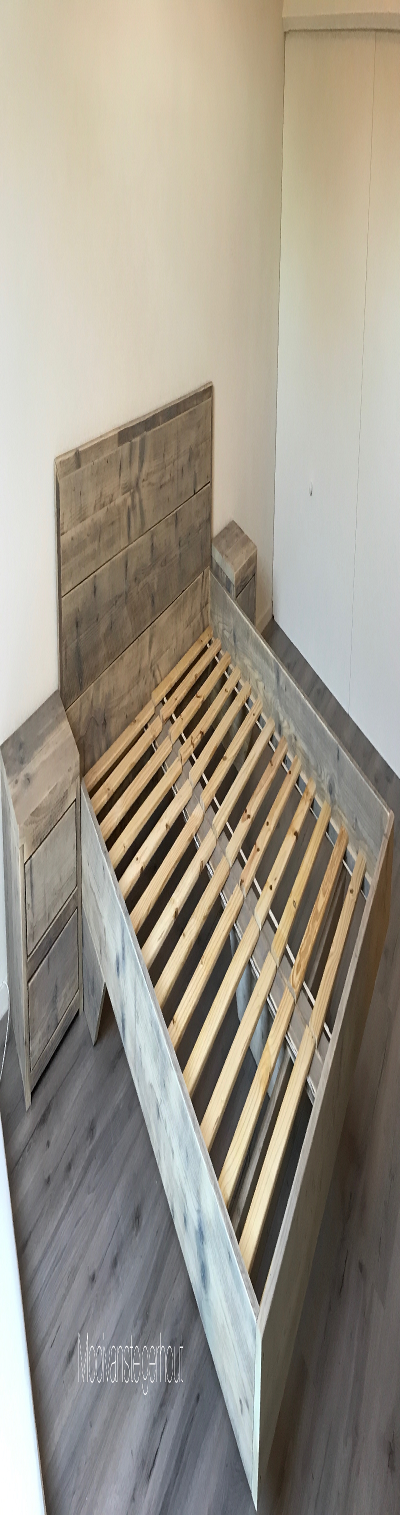 Twee persoons bed van steigerhout