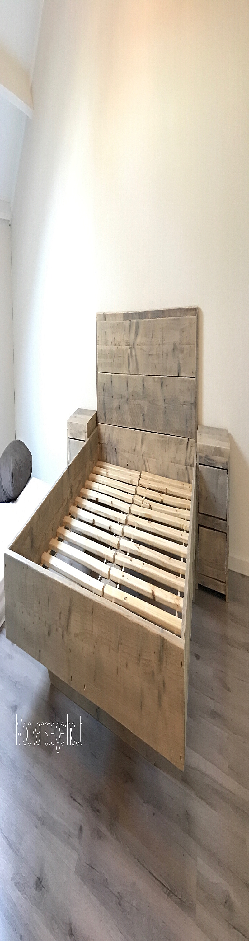 Twee persoons bed van steigerhout.