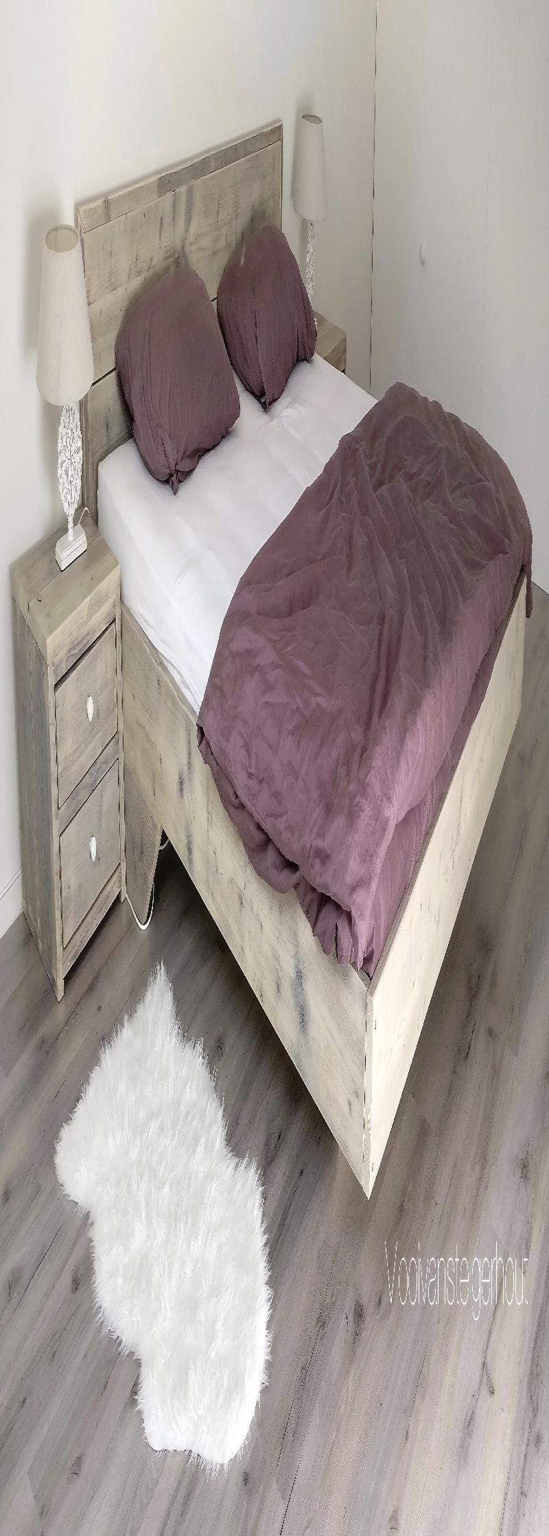 Twee persoons bed van steigerhout.