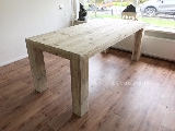 Tafel van steigerhout.