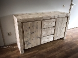 Dressoir van steigerhout. 