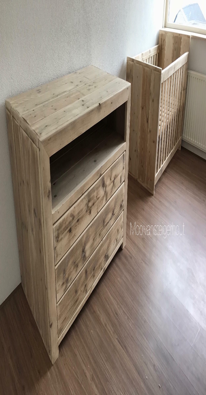 babykamer steigerhout.