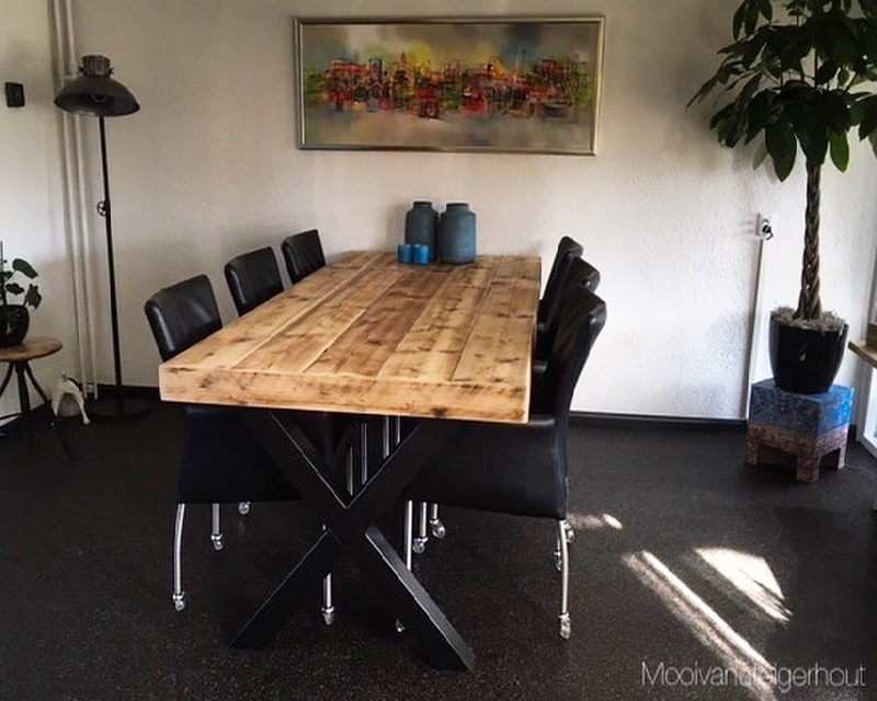 Tafel van steigerhout en staal.