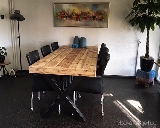 Tafel van steigerhout en staal.