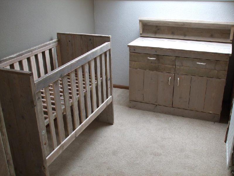 ledikant en commode van steigerhout